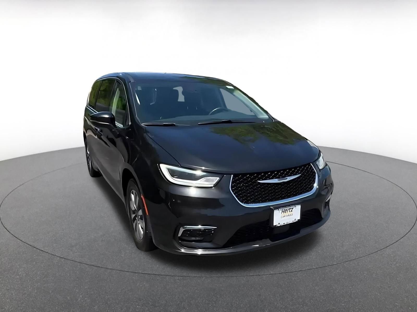 Used 2023 Chrysler Pacifica Touring-L FWD image 3