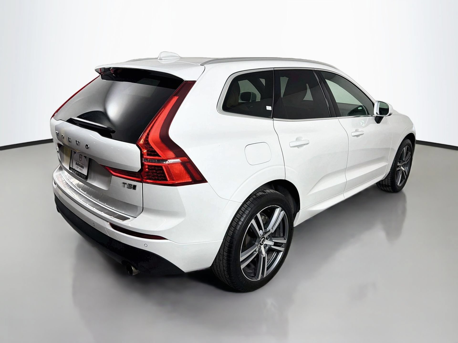 Used 2020 Volvo XC60 T5 Momentum w/ Protection Package Premier AWD/4WD image 6