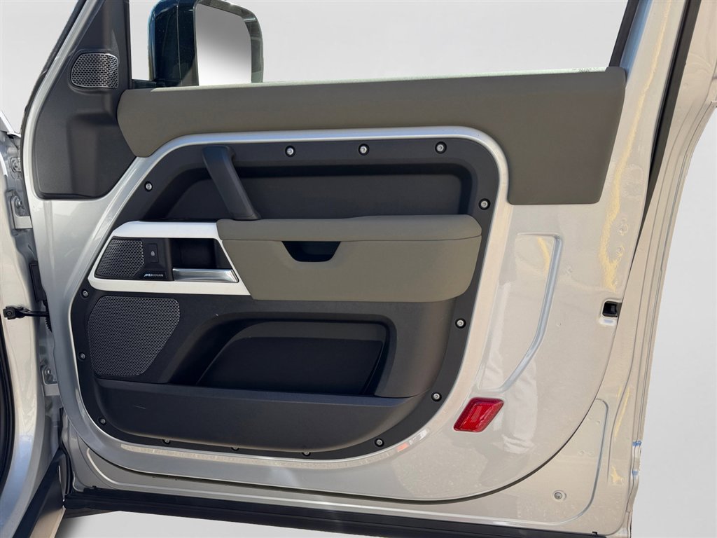 Used 2023 Land Rover Defender 90 S image 19