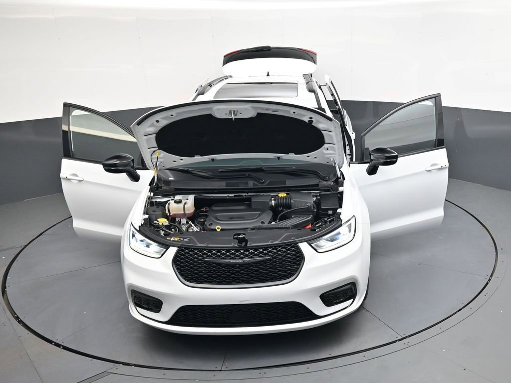 Used 2025 Chrysler Pacifica Limited image 46