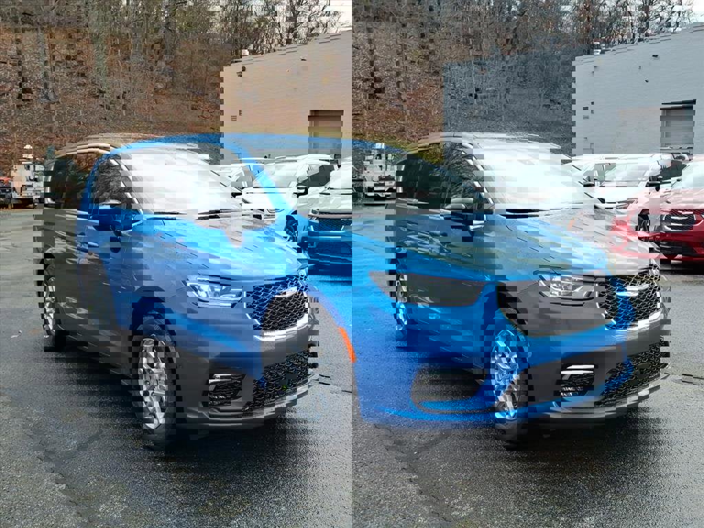 New 2026 Chrysler Pacifica Select image 4