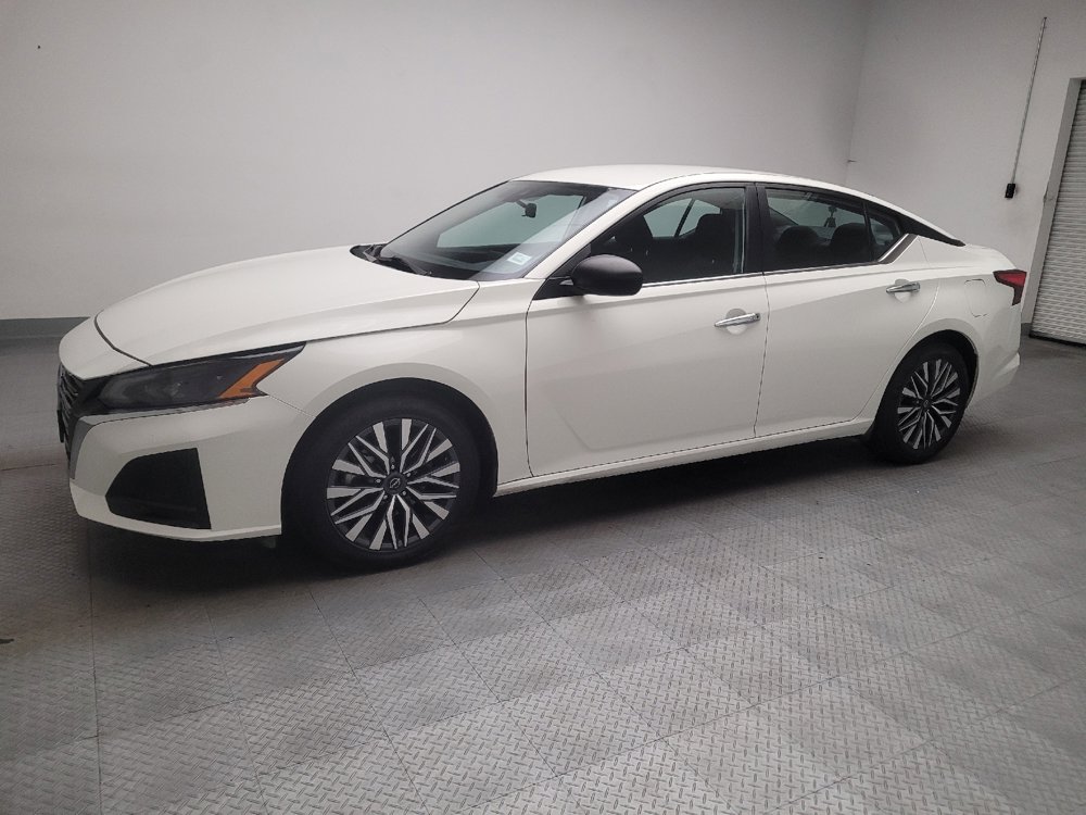 Used 2025 Nissan Altima 2.5 SV FWD image 2