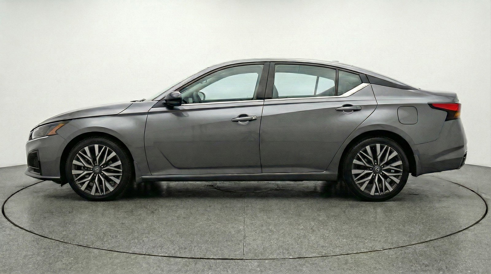 Used 2025 Nissan Altima 2.5 SV image 5