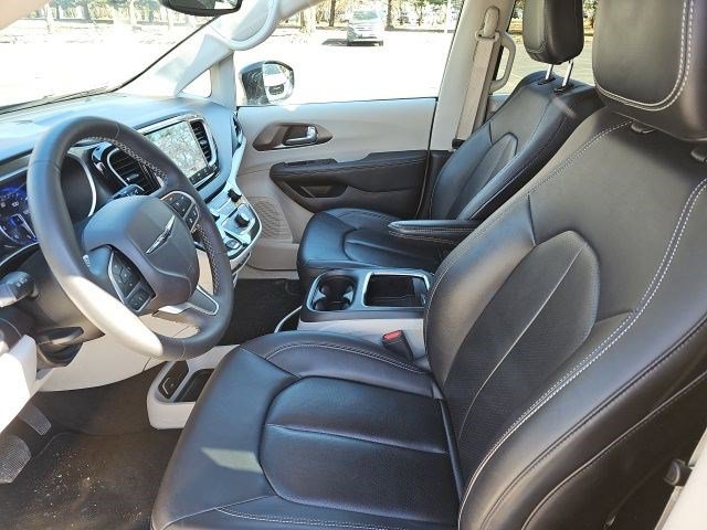 Used 2024 Chrysler Pacifica Touring-L image 15