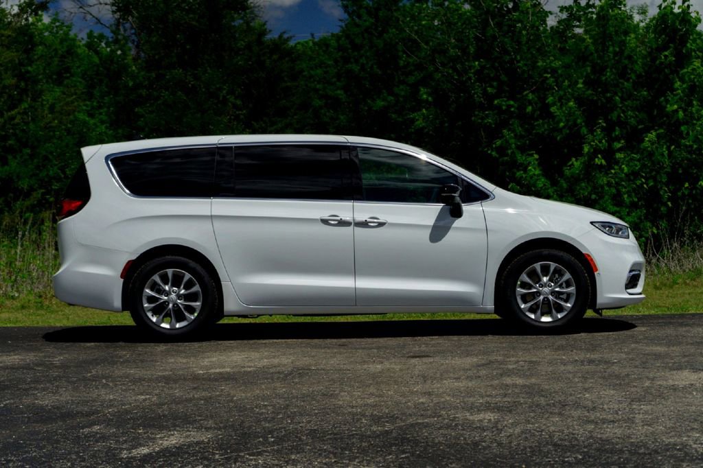New 2026 Chrysler Pacifica Limited FWD image 5