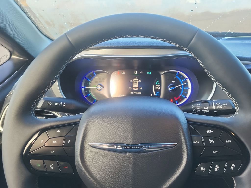 Used 2023 Chrysler Pacifica Limited w/ Uconnect Theater Family Group image 14