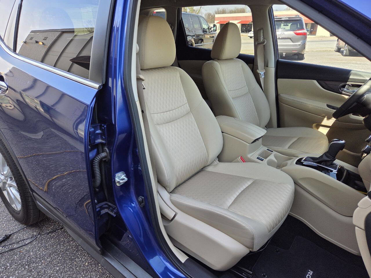 Used 2019 Nissan Rogue SV image 11