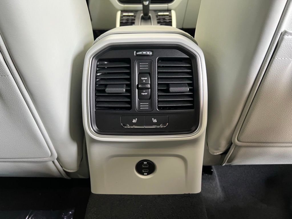 Certified 2025 Porsche Macan AWD/4WD image 17