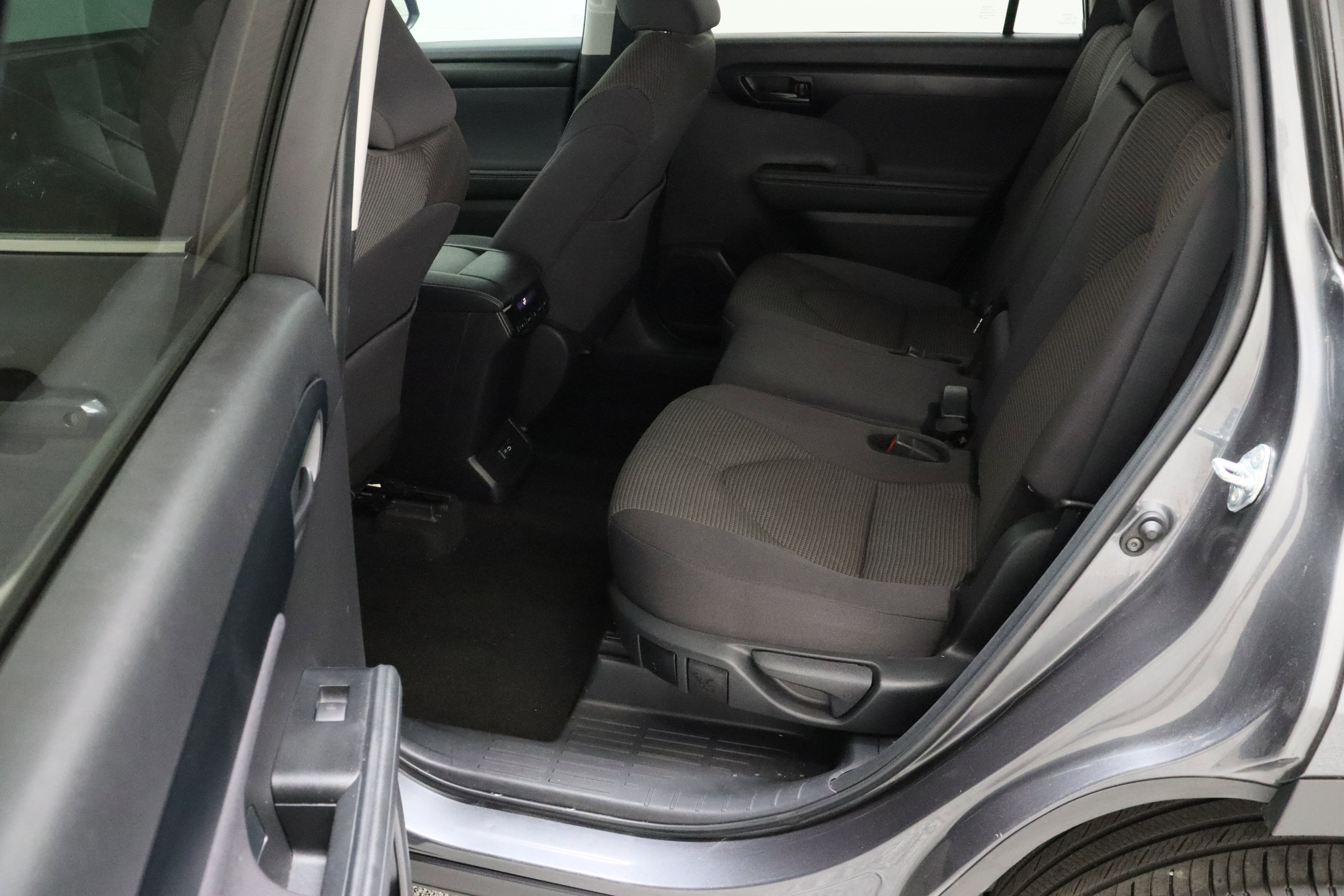 Certified 2025 Toyota Highlander LE image 28