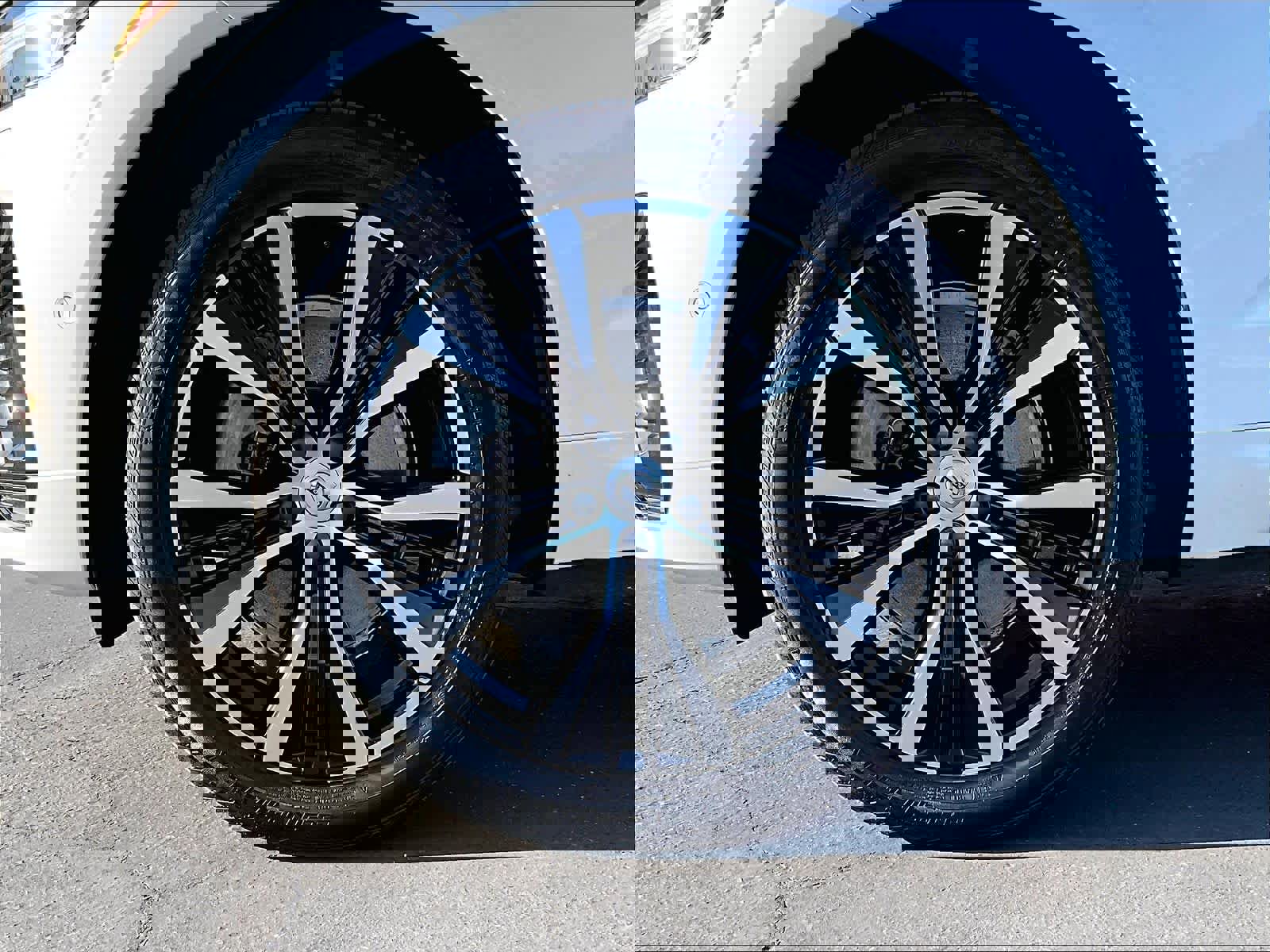 Used 2023 Volvo XC60 T8 Plus image 11