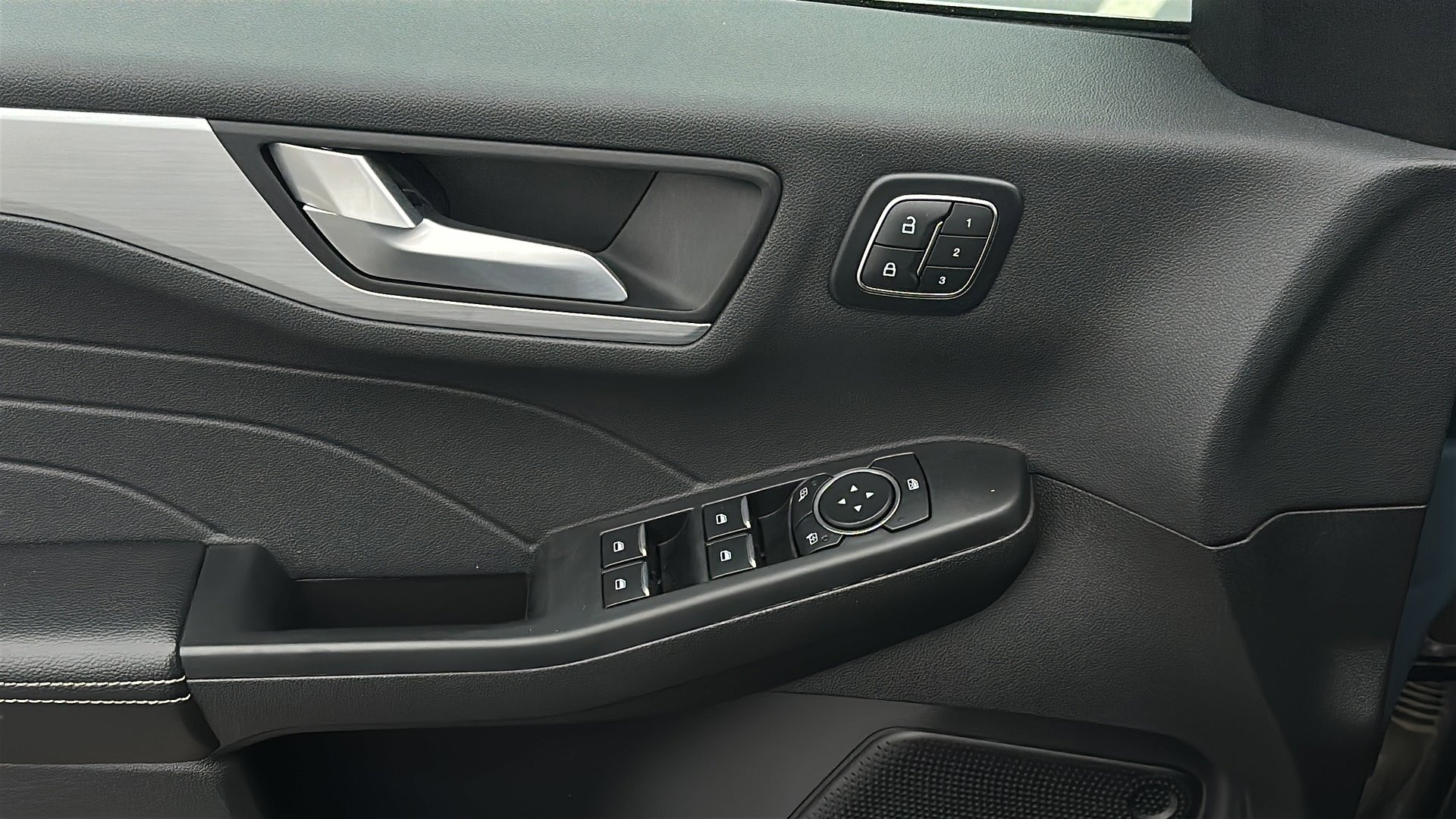 Used 2025 Ford Escape Platinum image 38