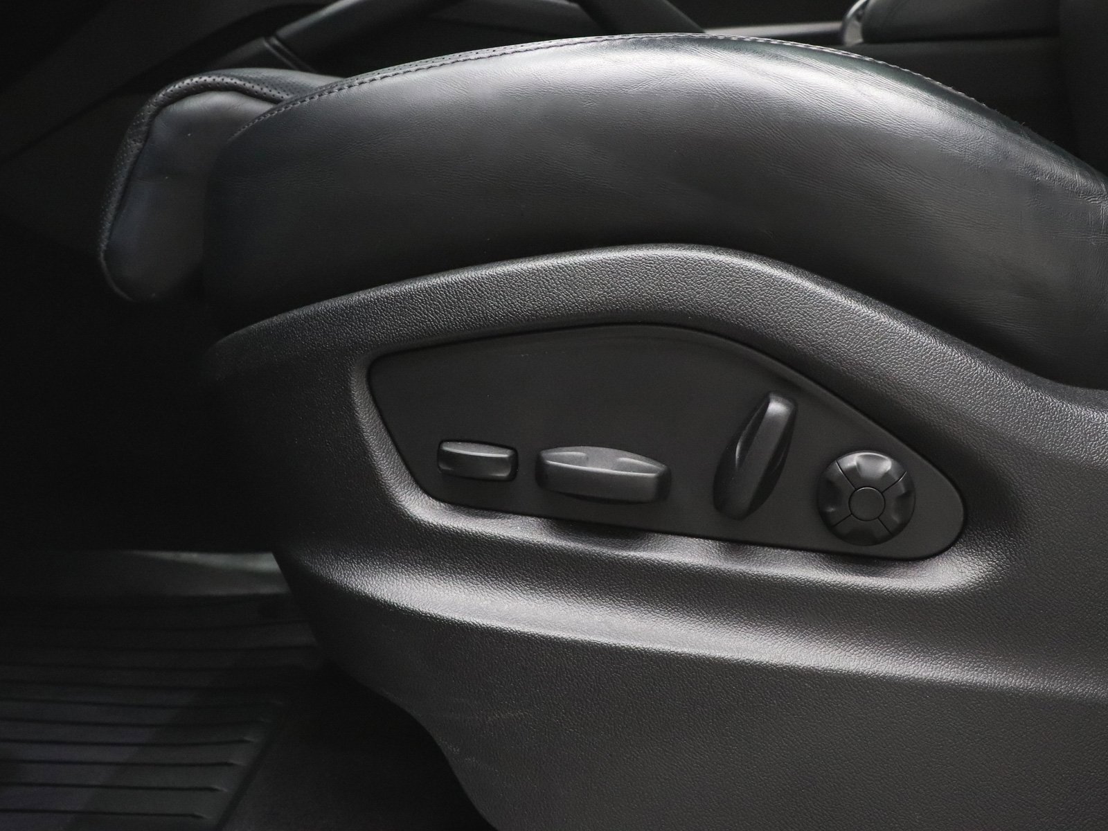 Used 2023 Porsche Cayenne Platinum Edition image 29