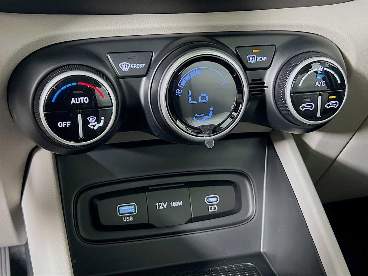 New 2025 Hyundai Venue SEL image 11