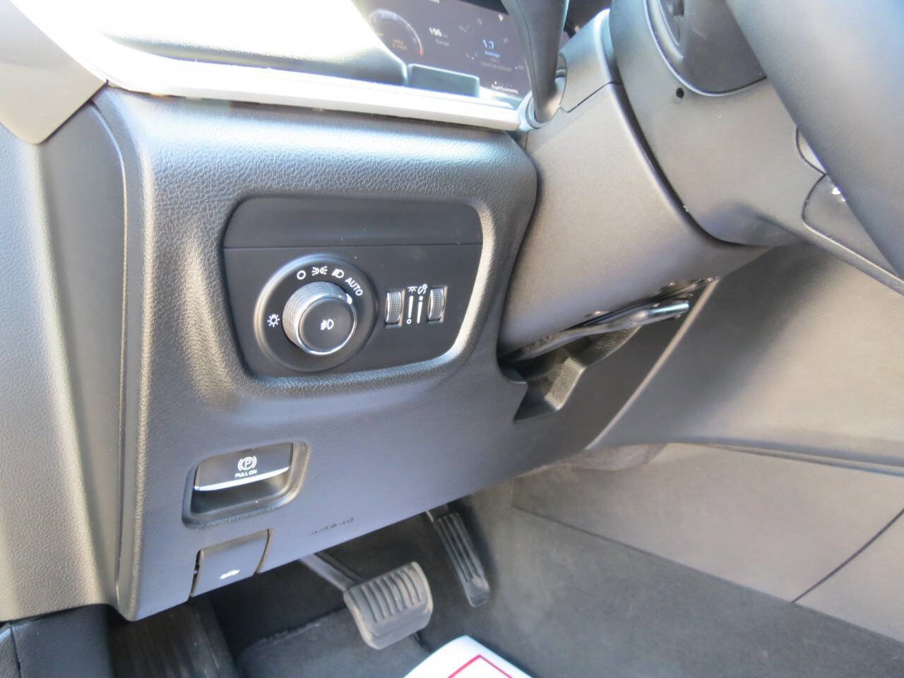 Used 2023 Jeep Grand Cherokee L Limited w/ Black Appearance Package AWD/4WD image 9