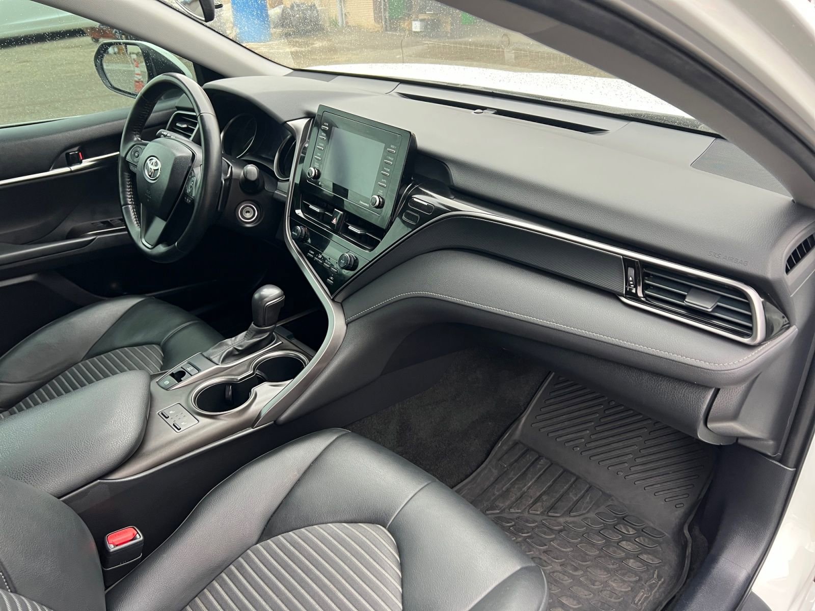 Used 2021 Toyota Camry SE w/ Cold Weather Package image 16