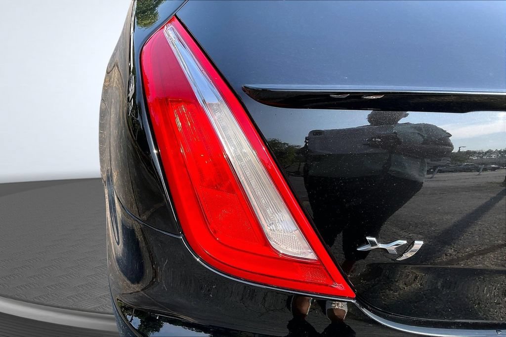 Used 2018 Jaguar XJ R-Sport RWD image 23