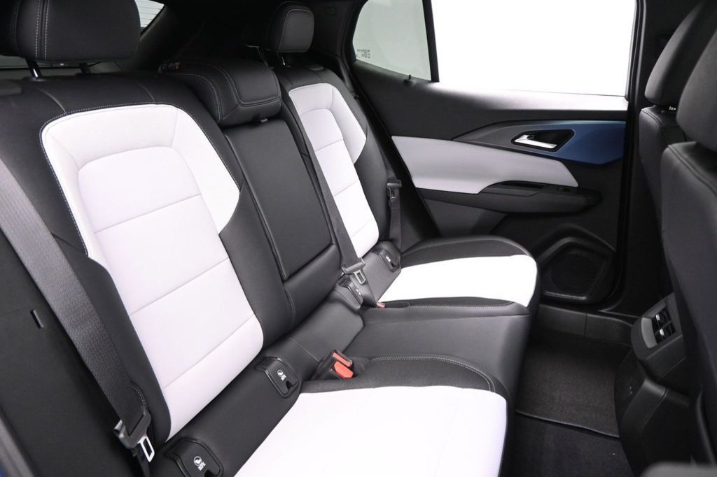 New 2026 Chevrolet Equinox EV LT w/ LPO, Blackout Package AWD/4WD image 38