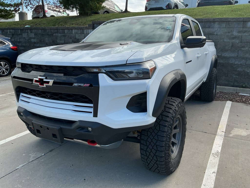 Used 2026 Chevrolet Colorado ZR2 w/ Technology Package AWD/4WD image 3