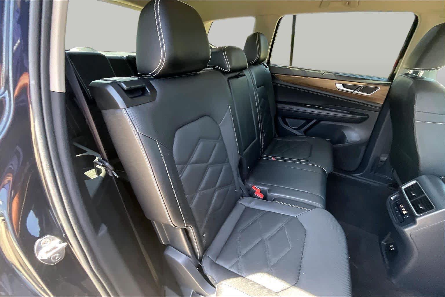 Used 2025 Volkswagen Atlas SE AWD/4WD image 19