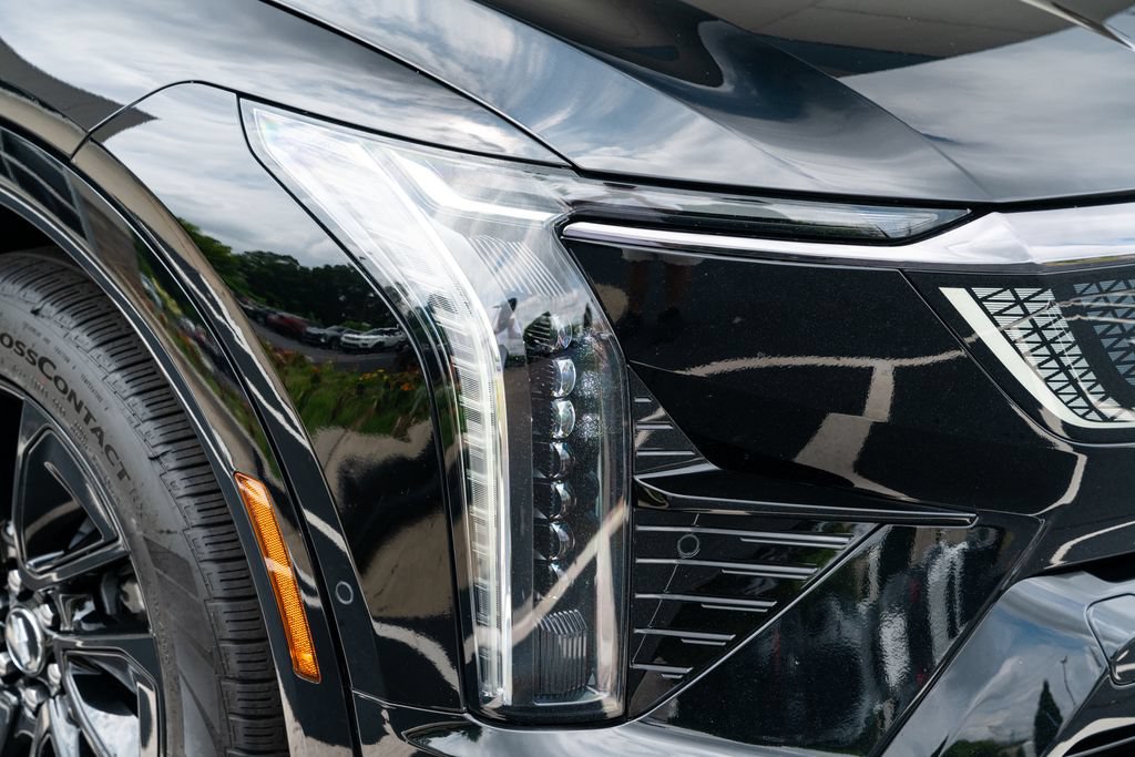 Used 2025 Cadillac Optiq Sport 1 w/ LPO, ONYX Package AWD/4WD image 8