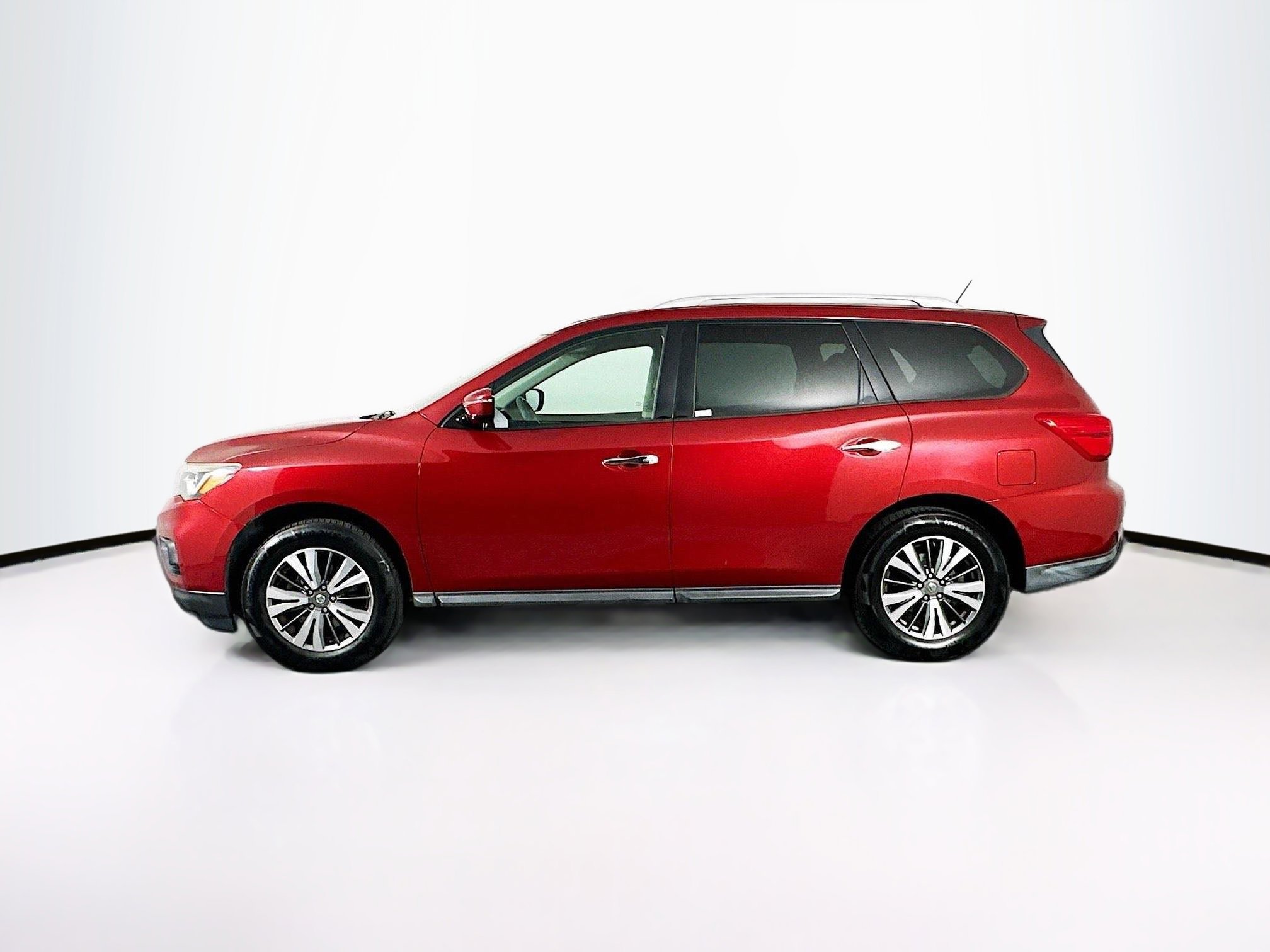 Used 2017 Nissan Pathfinder SV image 4