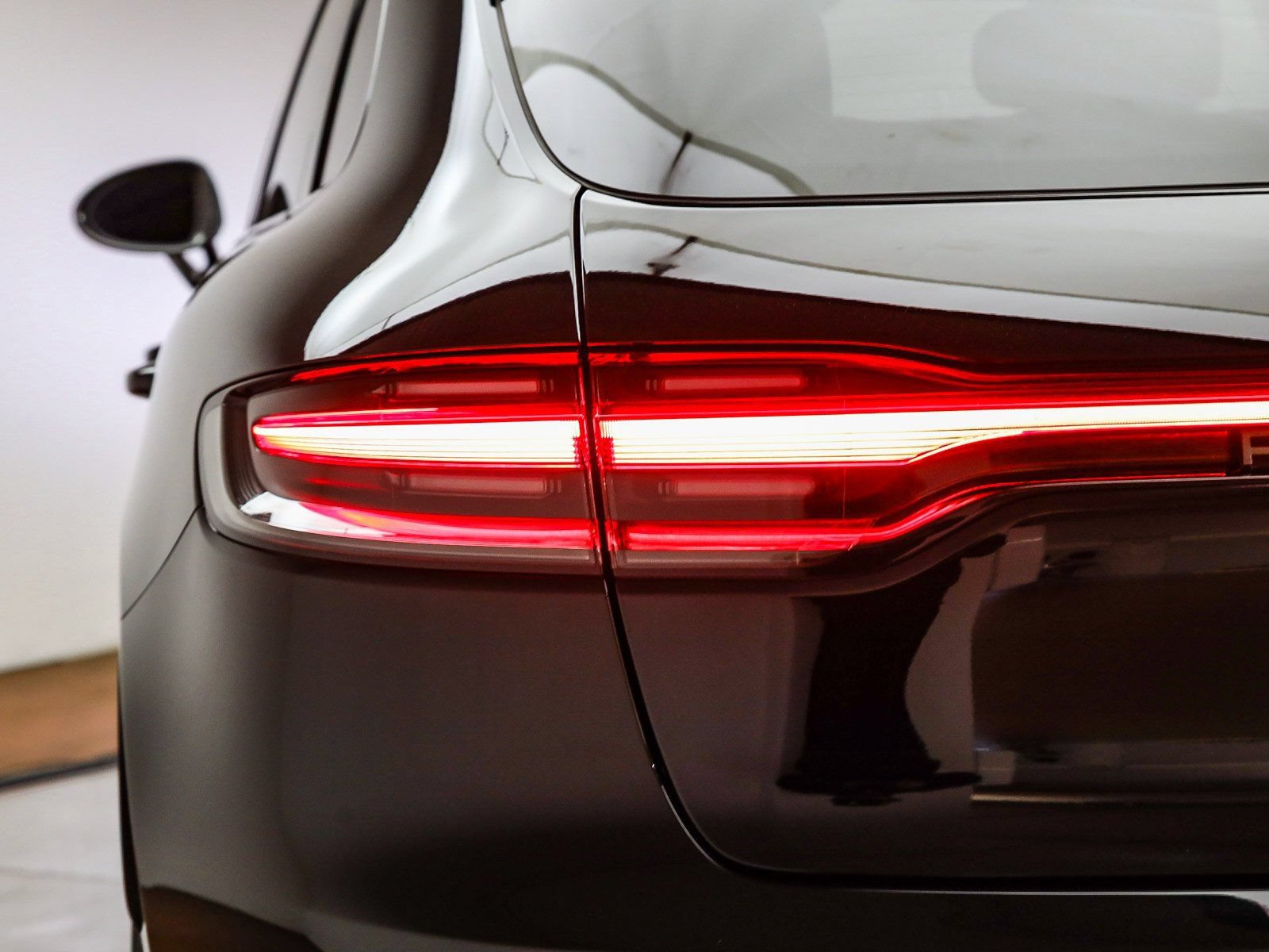 Certified 2025 Porsche Macan Turbo AWD/4WD image 9