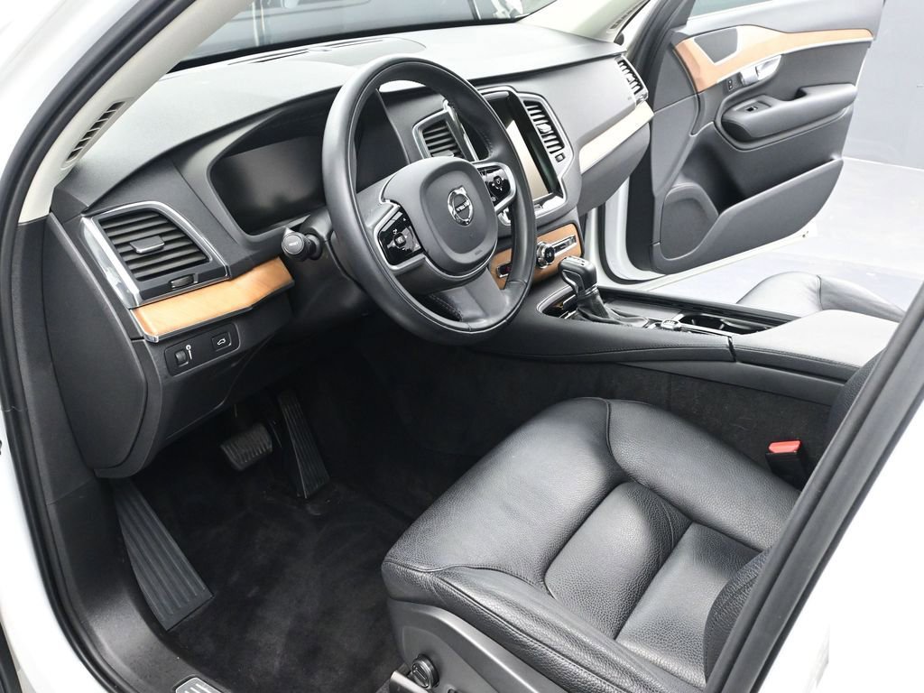 Used 2022 Volvo XC90 T6 Momentum w/ Climate Package AWD/4WD image 11