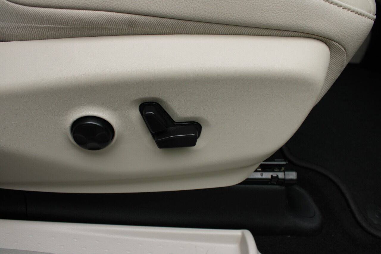 Used 2021 Chrysler Pacifica Touring-L FWD image 14