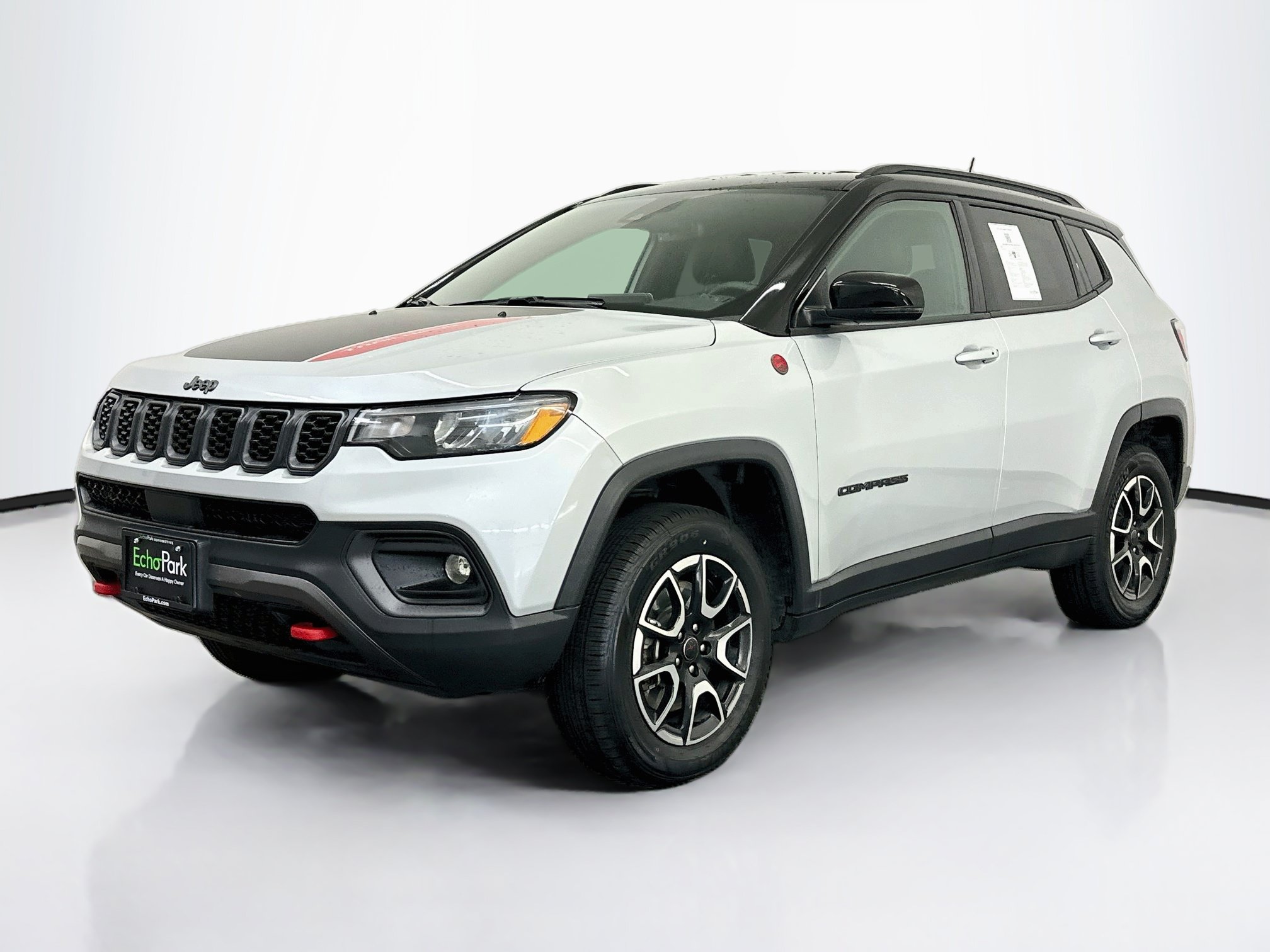 Used 2025 Jeep Compass Trailhawk AWD/4WD image 3