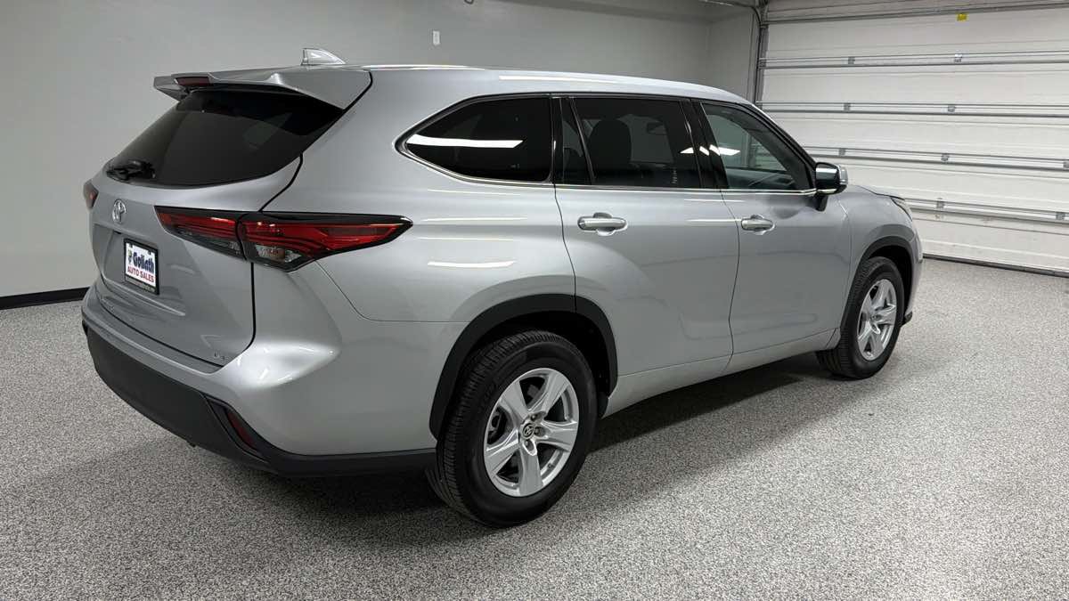Used 2021 Toyota Highlander LE FWD image 3