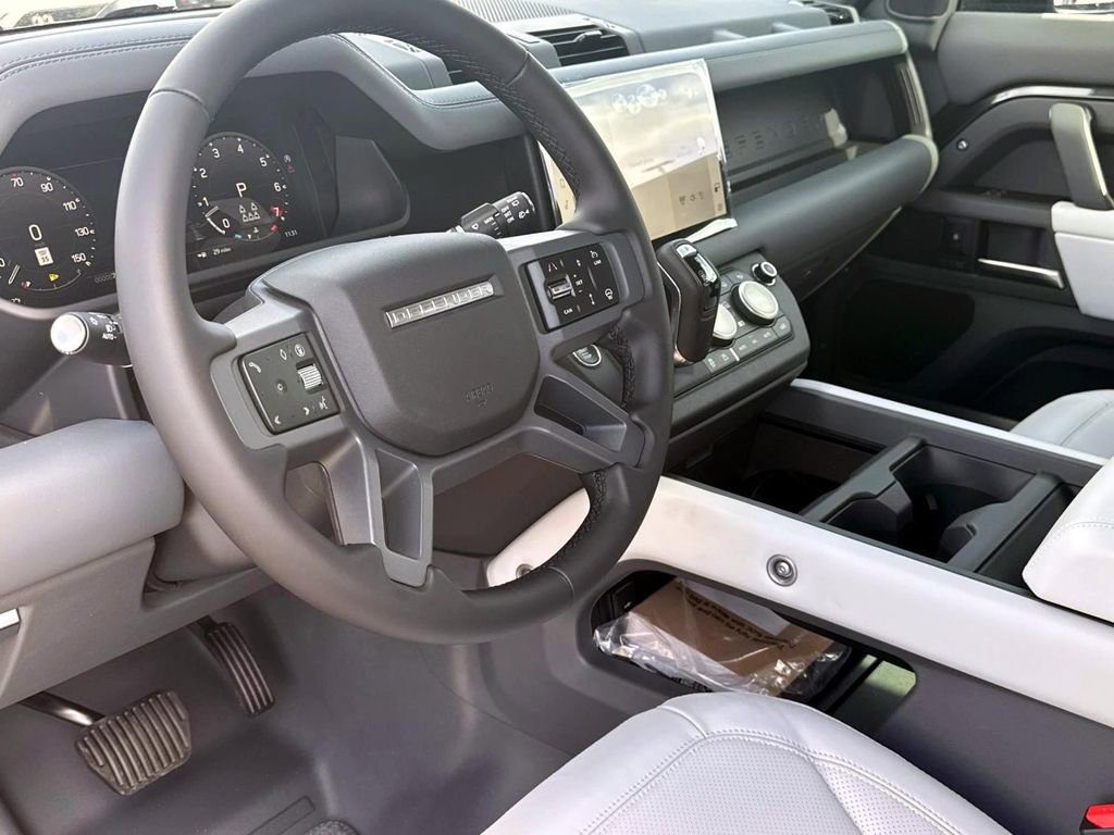 New 2025 Land Rover Defender 130 X-Dynamic SE image 31