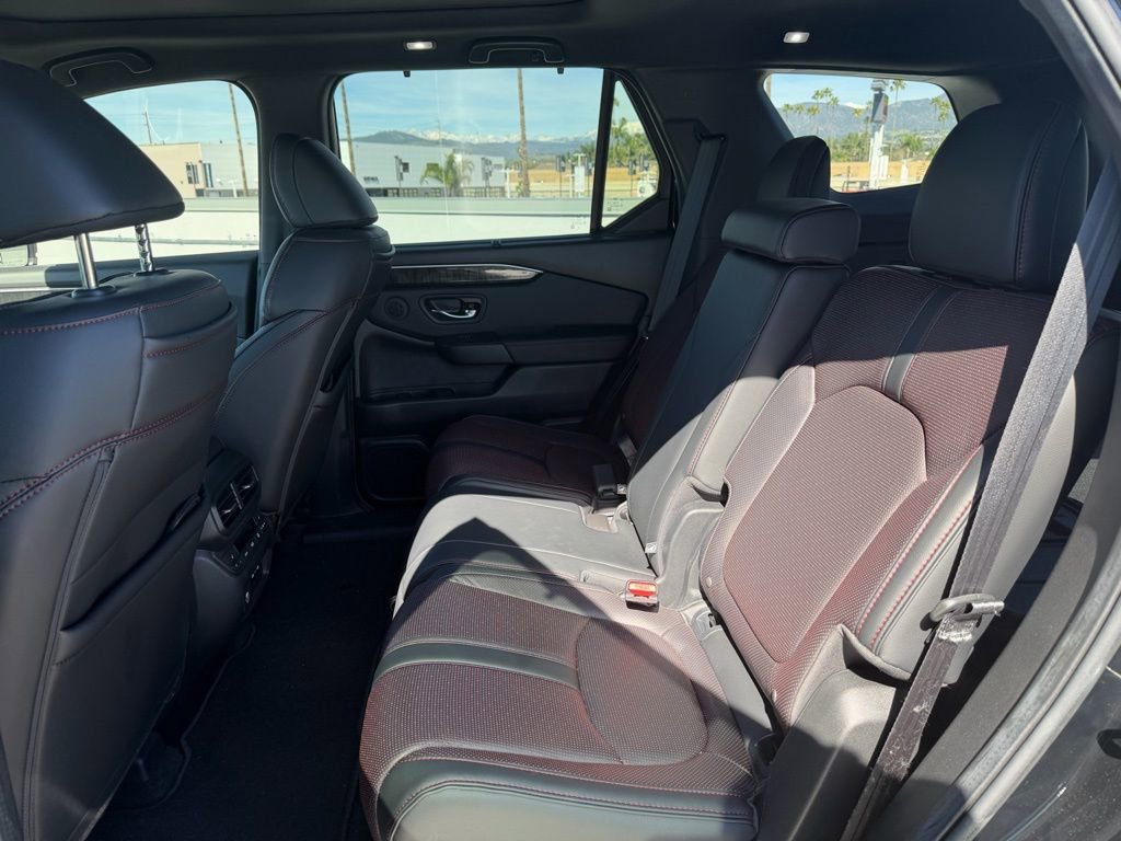 Used 2025 Honda Pilot Black Edition image 4