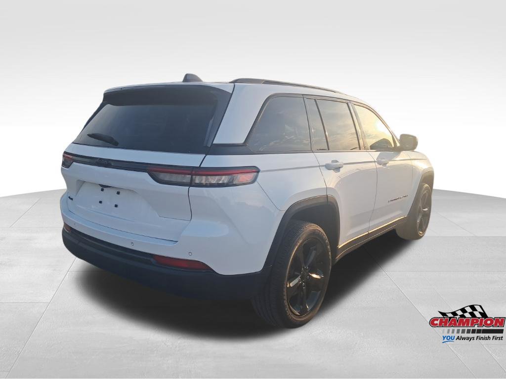 Used 2022 Jeep Grand Cherokee Altitude AWD/4WD image 6