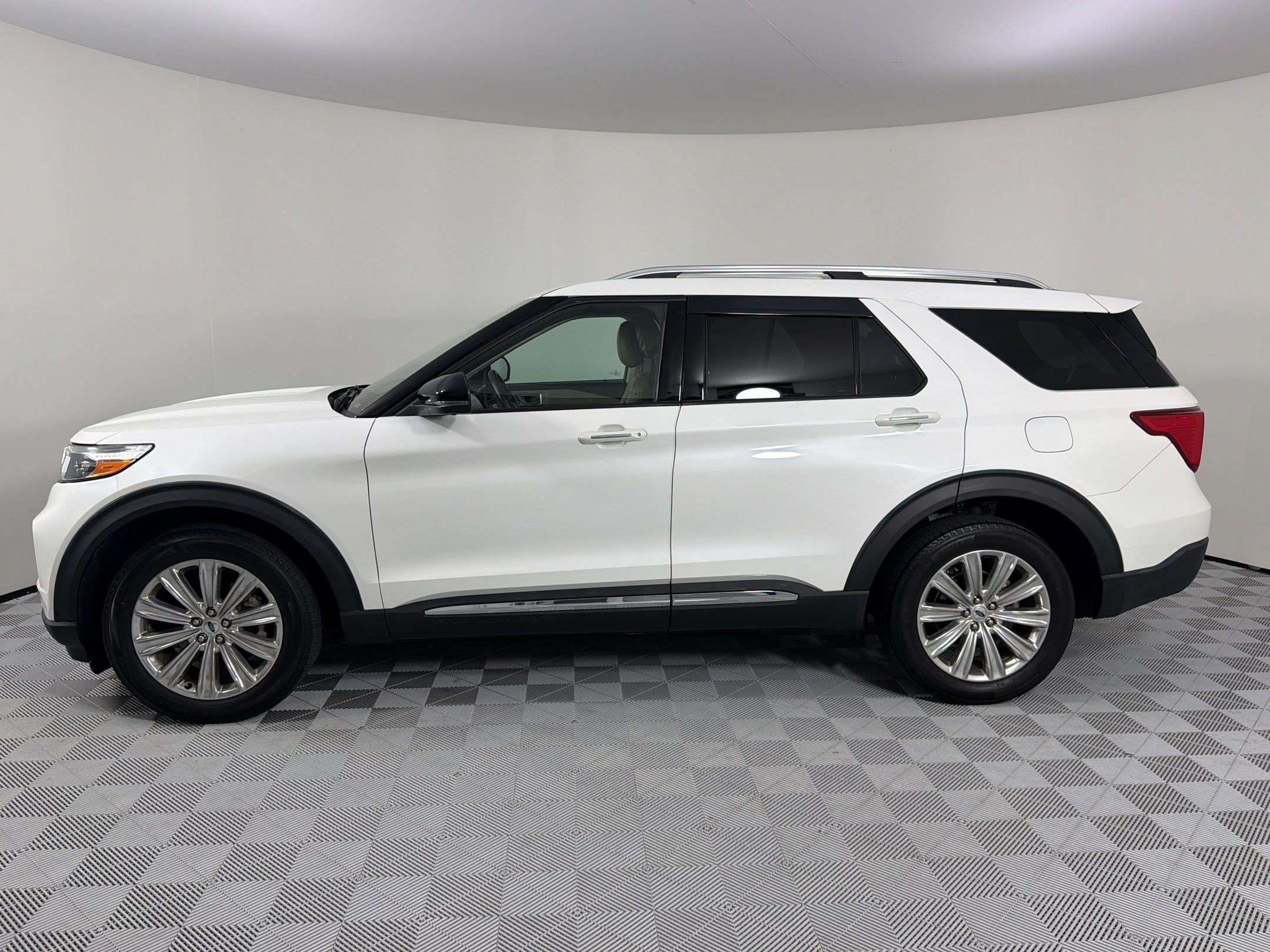 Used 2022 Ford Explorer Limited w/ Equipment Group 301A AWD/4WD image 2