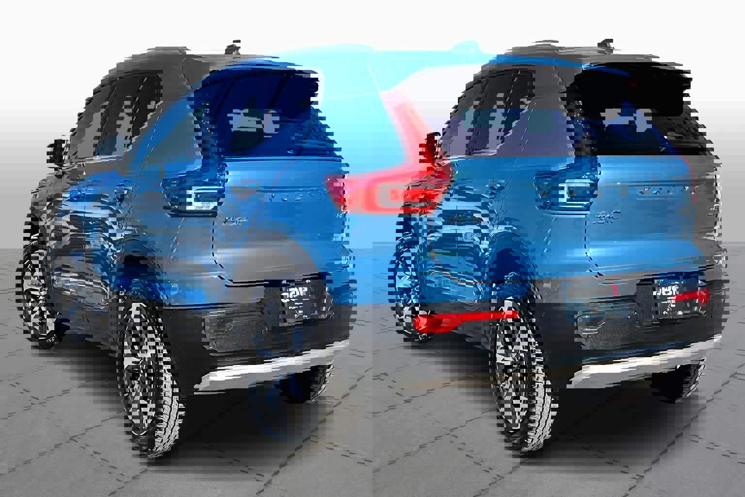 Used 2023 Volvo XC40 B5 Plus w/ Driver Assist Package image 12