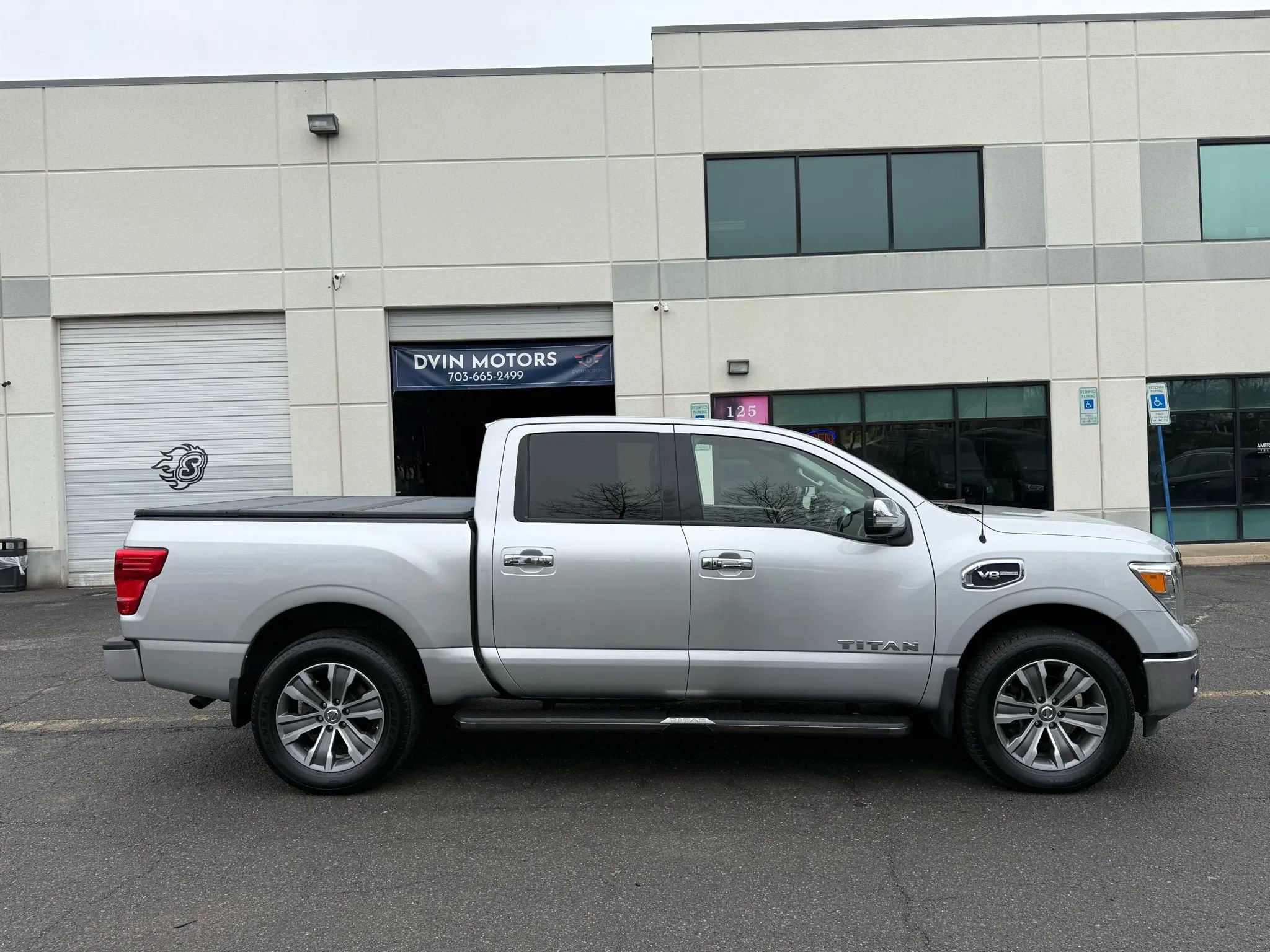 Used 2017 Nissan Titan SL image 3