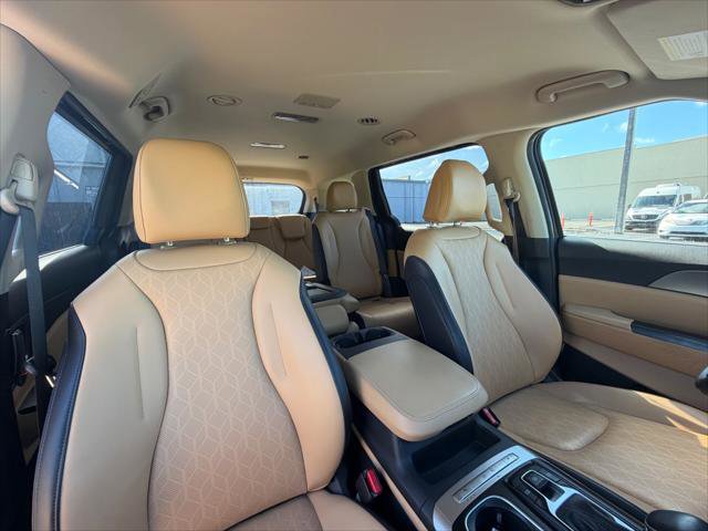 Used 2023 Kia Carnival LX FWD image 11