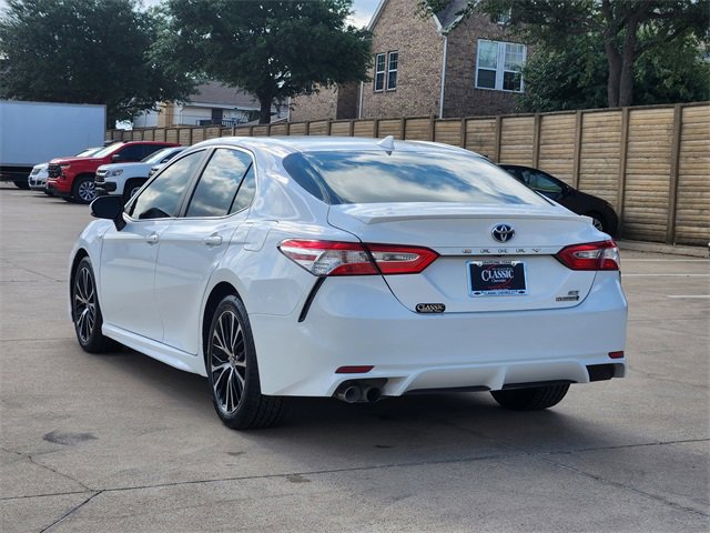 Used 2020 Toyota Camry SE w/ Sunroof Package FWD image 3