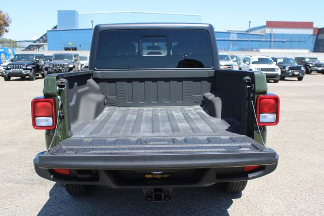 Used 2022 Jeep Gladiator Sport AWD/4WD image 7