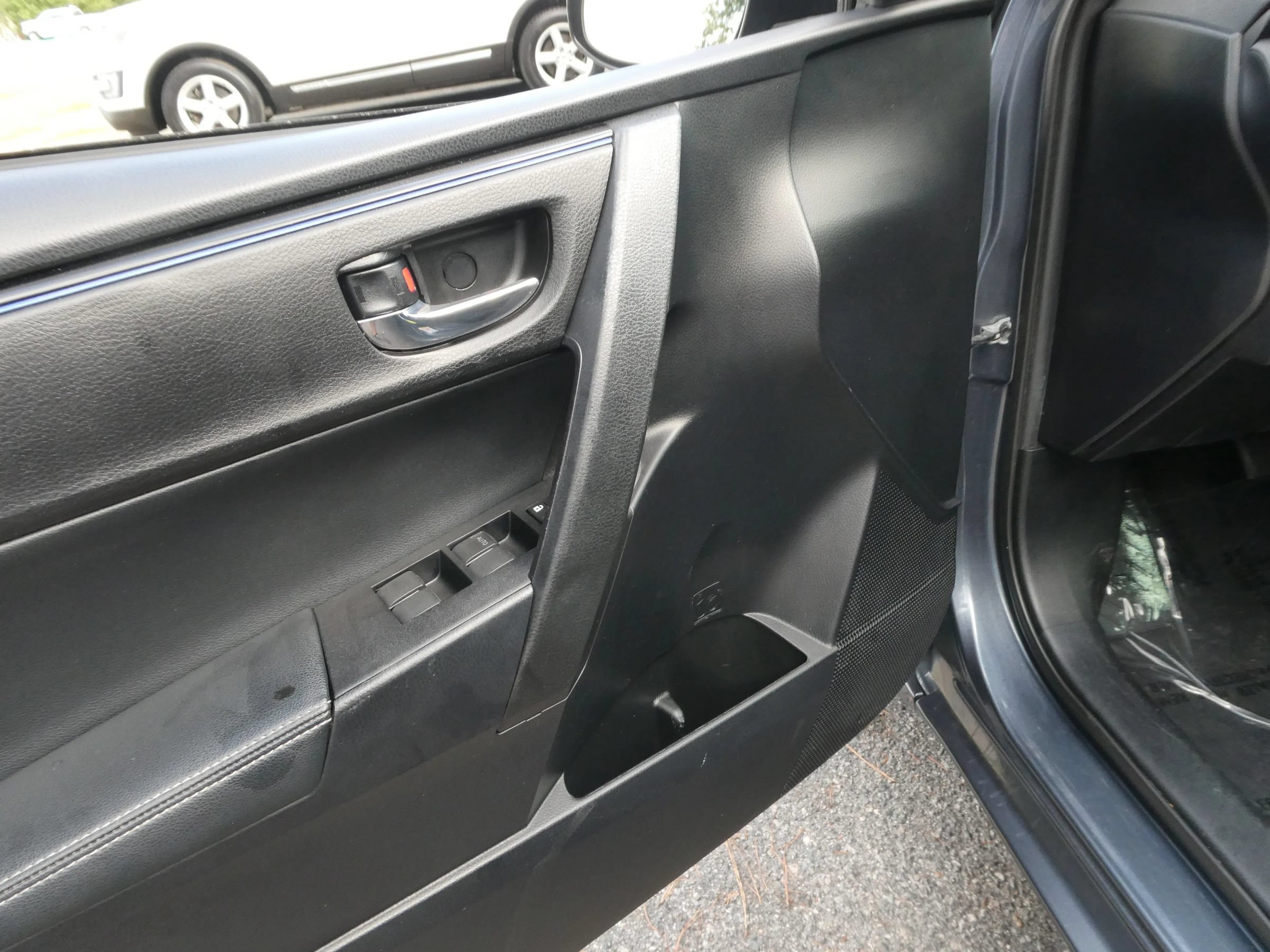 Used 2017 Toyota Corolla SE FWD image 14