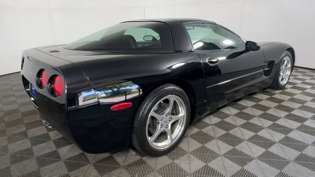 Used 2004 Chevrolet Corvette Coupe w/ Preferred Equipment Group RWD image 12