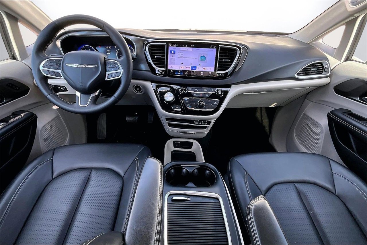 Certified 2024 Chrysler Pacifica Touring-L image 14