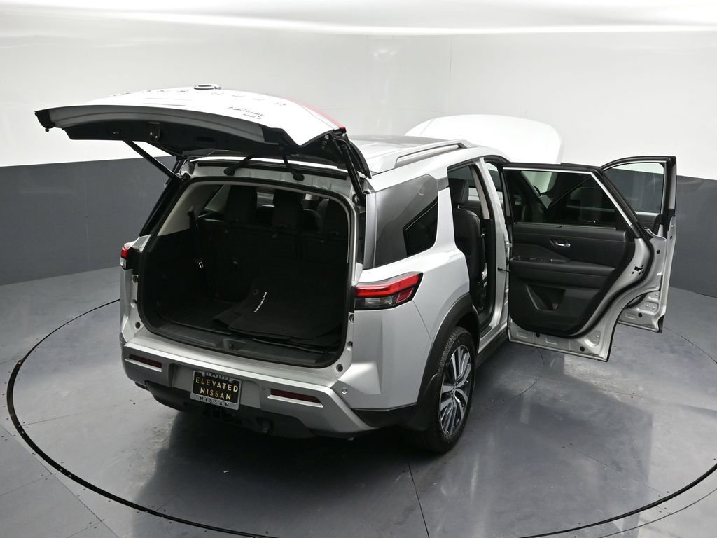 Used 2022 Nissan Pathfinder Platinum w/ Cargo Package image 36