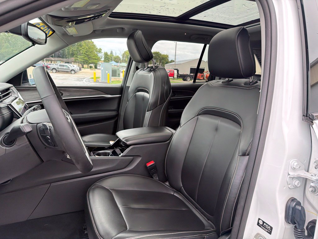 Used 2023 Jeep Grand Cherokee Limited w/ MOPAR Finishing Package AWD/4WD image 13