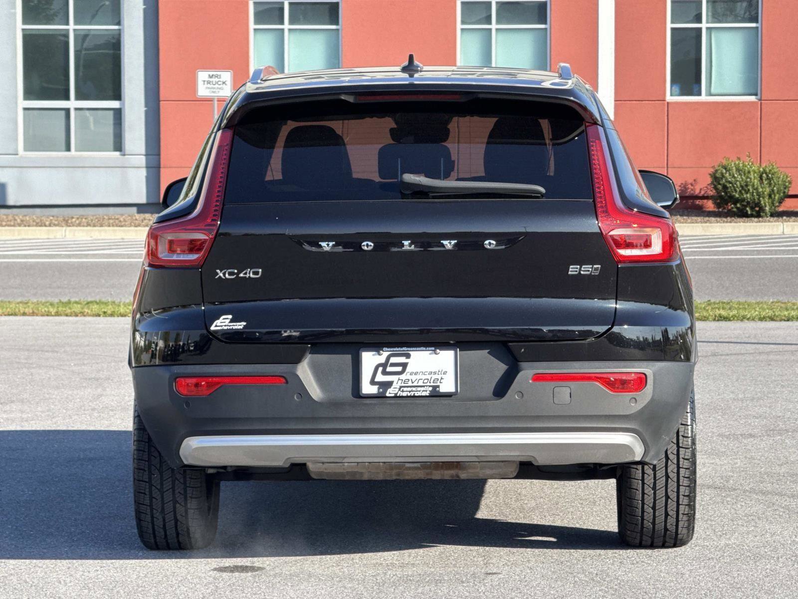 Used 2024 Volvo XC40 B5 Plus image 25