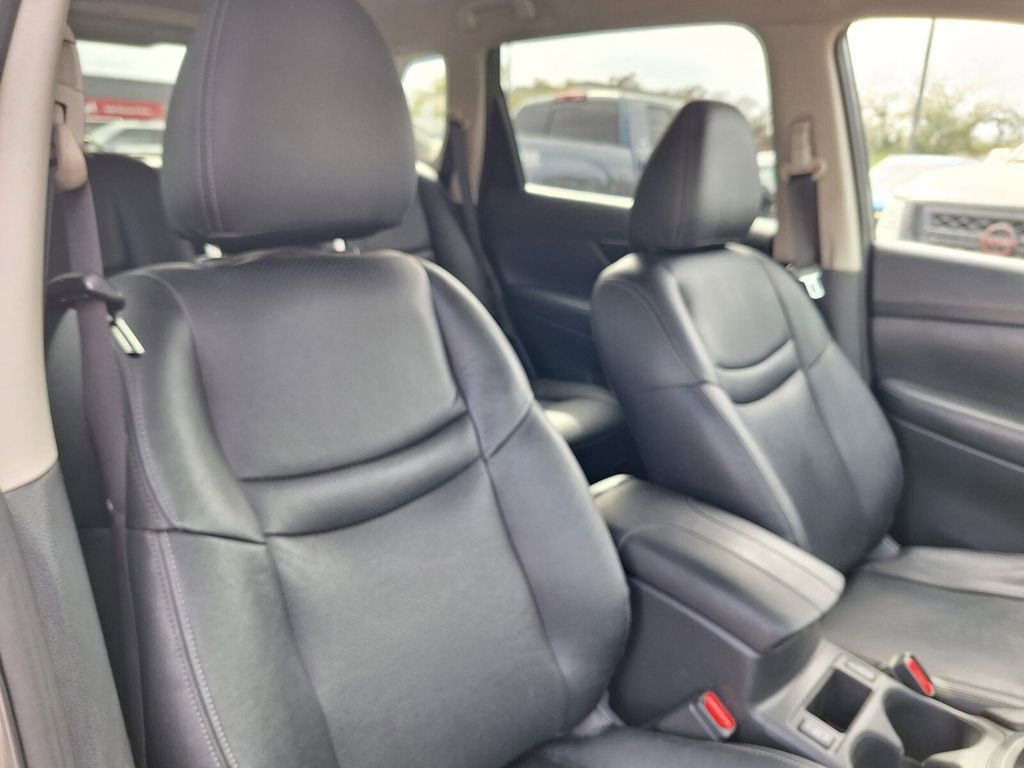 Used 2018 Nissan Rogue SV image 25
