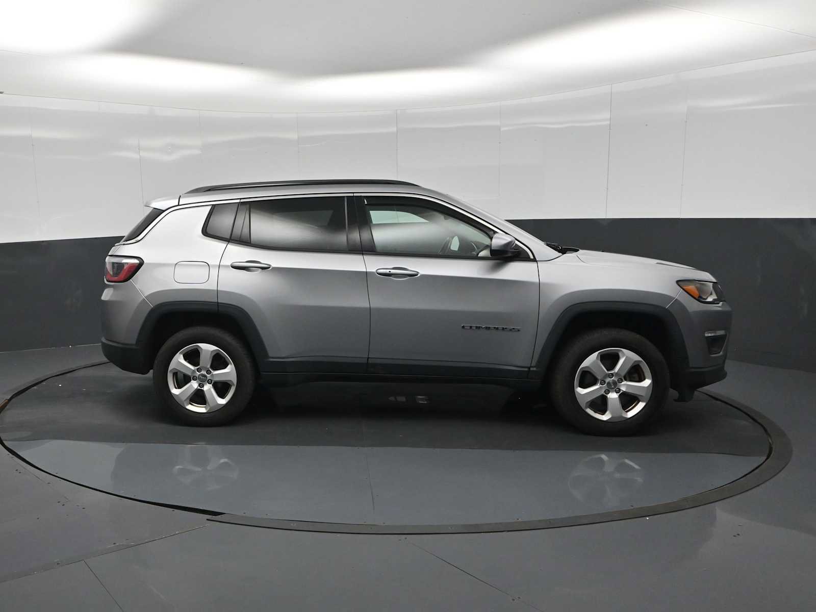 Used 2018 Jeep Compass Latitude w/ Popular Equipment Group AWD/4WD image 9