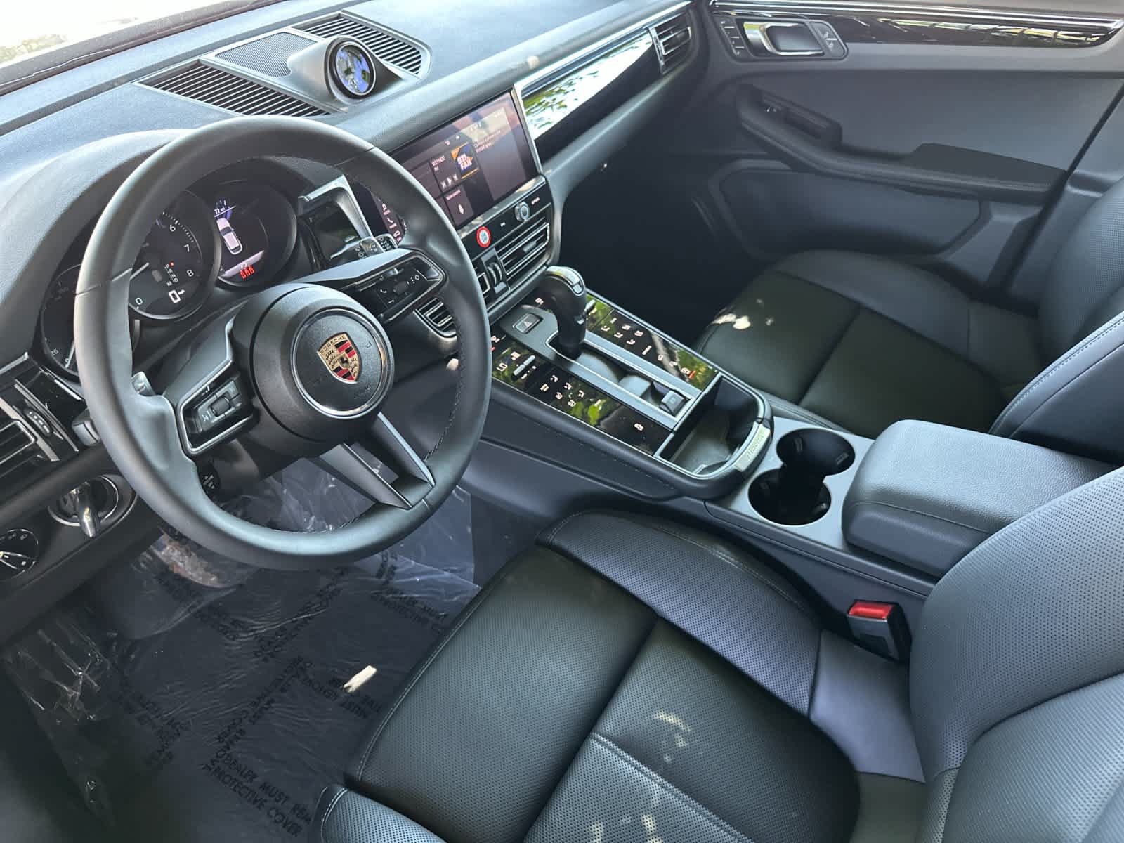 Certified 2025 Porsche Macan AWD/4WD image 4