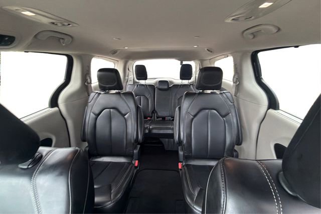 Used 2023 Chrysler Pacifica Touring-L image 14