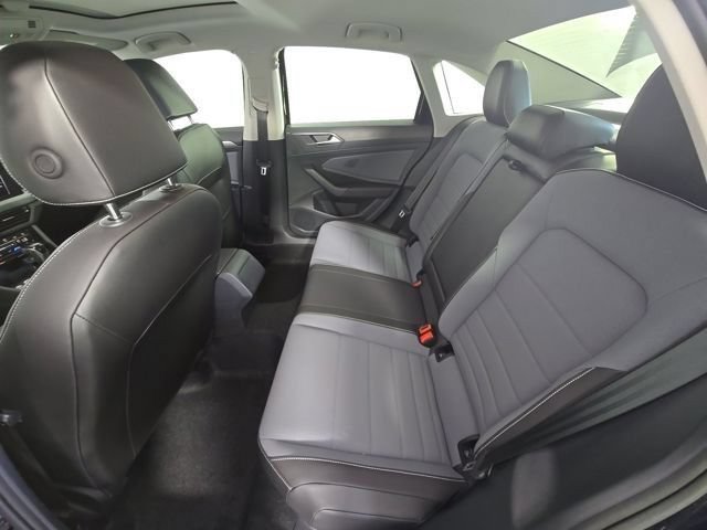 Used 2025 Volkswagen Jetta SE FWD image 9